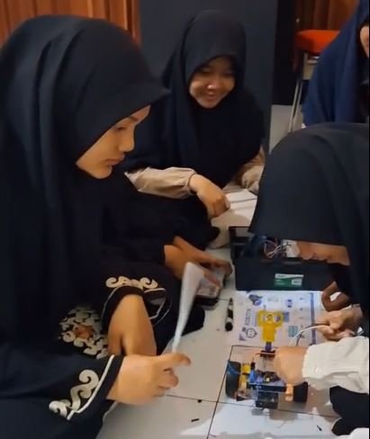 Hasil Karya Siswa dalam Ekstrakurikuler Robotik SMP IT YARSI MATARAM.